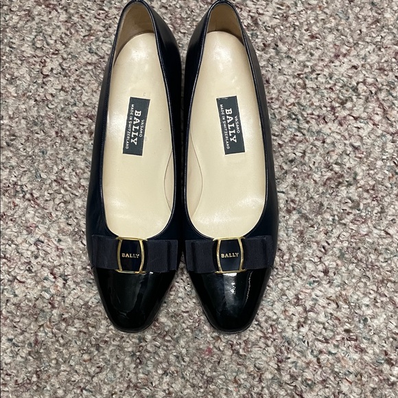 Bally navy/black Patent cap toe Leather Heels with logo Bow Accent- like new - Picture 3 of 11